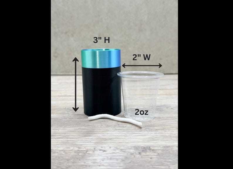 Może przedstawiać: Zestaw trzech ceramicznych kubk&oacute;w z nakrapianym, matowym wykończeniem. Kubki są w odcieniach kremowym, jasnoszarym i ciemnoszarym. Każdy kubek ma prosty, minimalistyczny design, idealny do kawy lub herbaty.