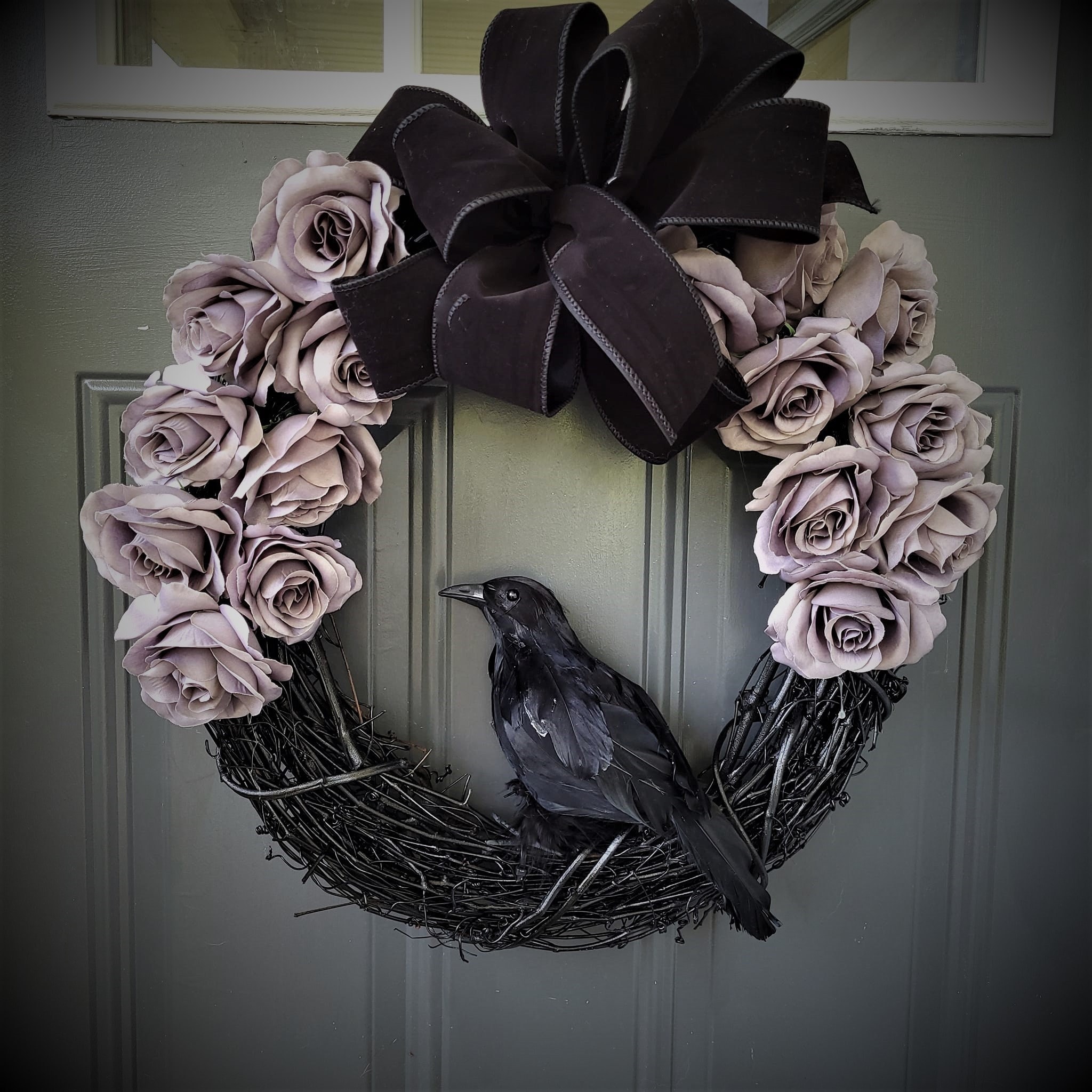 Halloween raven wreath, Gothic crow wreath, Black Fall door hanger, wreath for front door, wall hanging, gray roses, velvet ribbon