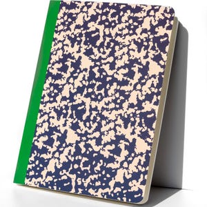 Puede incluir: Un cuaderno de composición azul y blanco con una encuadernación verde. La portada tiene un patrón moteado.