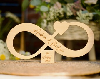 Individuelles Geld-Geschenk zur Hochzeit aus Holz: Unendlichkeitszeichen mit Namen und Datum individuell graviert