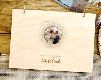 Minimalistisches Gästebuch zur Hochzeit mit Foto-Ausschnitt - Erinnerungsbuch Fotobuch aus Holz