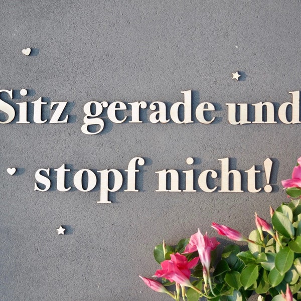 Schriftzug Sitz gerade und stopf nicht aus Holz zum Aufkleben 90cm