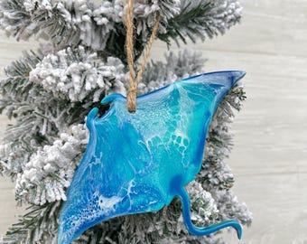 Ozdoba z płaszczką, ozdoba z mantą, ozdoba z żywicy, oryginalna sztuka, sztuka plażowa, sztuka oceaniczna, nadmorskie święta Bożego Narodzenia