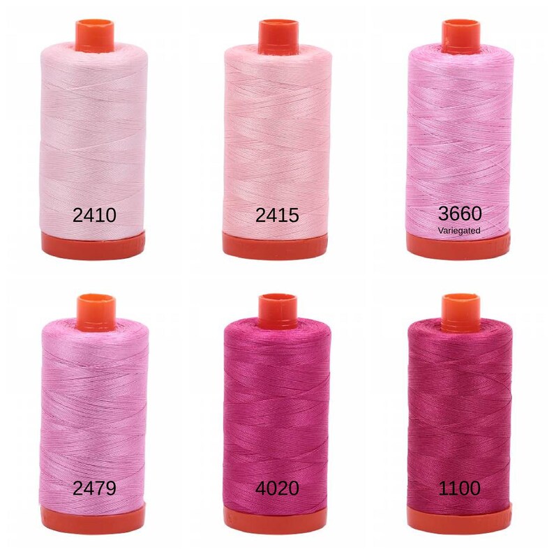 Puede incluir: Seis carretes de hilo rosa y magenta con n&uacute;meros impresos en la parte inferior de cada carrete. Los n&uacute;meros son 2410, 2415, 3660, 2479, 4020 y 1100. El carrete etiquetado como 3660 tambi&eacute;n tiene la palabra "Variegated" impresa.