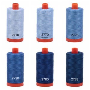 Puede incluir: Seis carretes de hilo en varios tonos de azul. Los carretes est&aacute;n etiquetados con los n&uacute;meros 2710, 3770 (variado), 2725, 2730, 2780 y 2783.