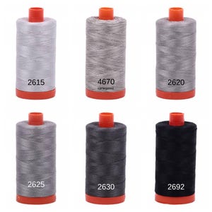 Puede incluir: Seis carretes de hilo en varios tonos de gris y negro. Los carretes est&aacute;n etiquetados con los n&uacute;meros: 2615, 4670 (variado), 2620, 2625, 2630 y 2692.