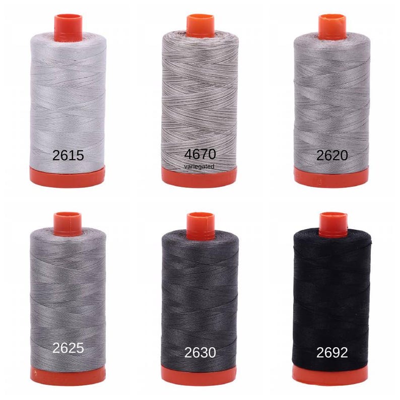 Puede incluir: Seis carretes de hilo en varios tonos de gris y negro. Los carretes est&aacute;n etiquetados con los n&uacute;meros: 2615, 4670 (variado), 2620, 2625, 2630 y 2692.