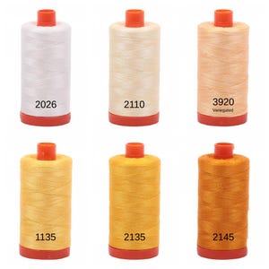 Puede incluir: Seis carretes de hilo en varios tonos de blanco, beige, naranja y amarillo. Los carretes est&aacute;n etiquetados con los n&uacute;meros: 2026, 2110, 3920 (Variado), 1135, 2135 y 2145.