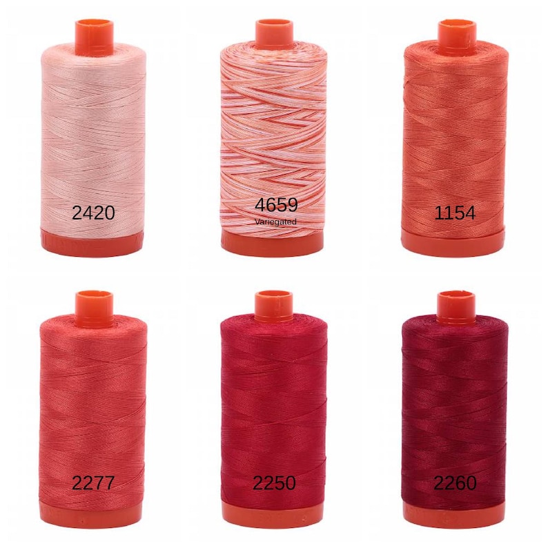 Puede incluir: Seis carretes de hilo en varios tonos de rojo y rosa. Los carretes est&aacute;n etiquetados con los n&uacute;meros: 2420, 4659, 1154, 2277, 2250 y 2260. El carrete etiquetado como 4659 es jaspeado.
