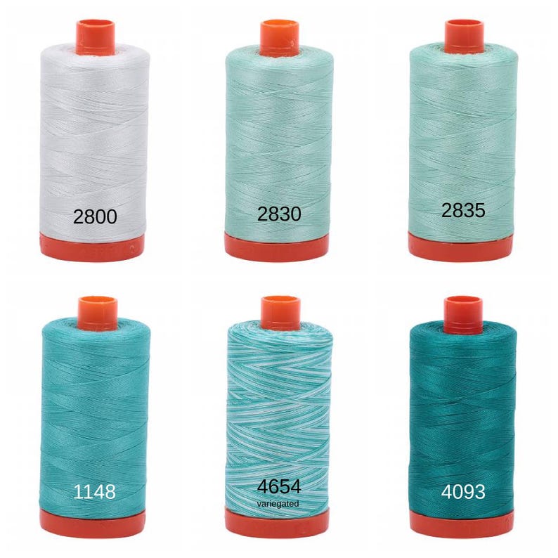 Puede incluir: Seis carretes de hilo en varios tonos de azul y verde. Los carretes est&aacute;n etiquetados con los n&uacute;meros: 2800, 2830, 2835, 1148, 4654 y 4093. Un carrete est&aacute; etiquetado como "variegated".