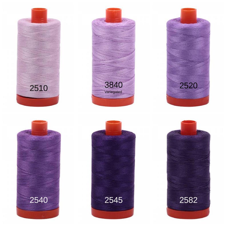 Puede incluir: Seis carretes de hilo en varios tonos de morado y lavanda. Los carretes est&aacute;n etiquetados con los n&uacute;meros: 2510, 3840 (Variado), 2520, 2540, 2545 y 2582.