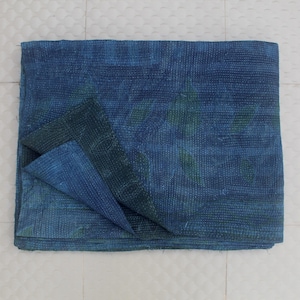 Vintage Indigo Kantha Quilt: Handgenähte, wendbare Queen Tagesdecke