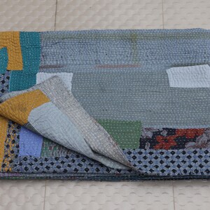 Handgefärbte Vintage-Kantha-Steppdecke: Wendbare Baumwolldecke, graue Patchwork-Boho-Tagesdecke (64x90)