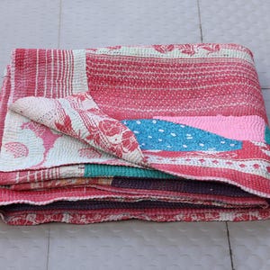 Trapunta Kantha Vintage: coperta patchwork in cotone fatta a mano, copriletto reversibile in stile boho.
