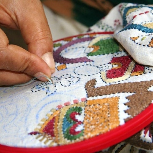 ヴィンテージ スジャニ カンタ キルト：手刺繍の花柄コットンスロー