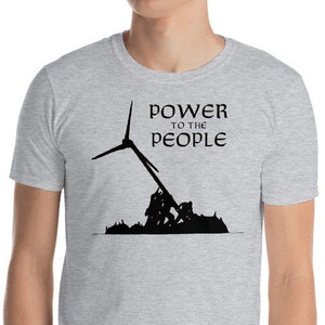 Puede incluir: Una camiseta gris con una silueta negra de un aerogenerador y el texto "POWER TO THE PEOPLE".