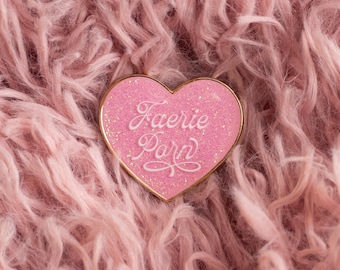 Épingle en émail coeur pailleté Faerie P*rn