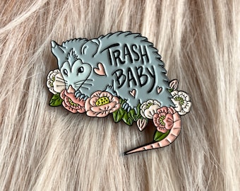 Pin de esmalte de zarigüeya bebé basura