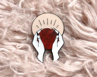 Pin de esmalte Yarnbearer - Rosa + Rojo