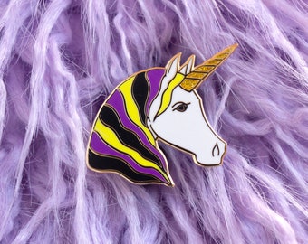 Broche en émail licorne - jaune/noir/violet/blanc (drapeau non binaire)