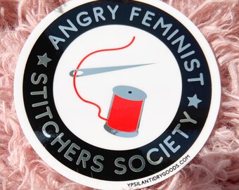 Pegatina cromada de la Sociedad de Costureras Feministas Enojadas