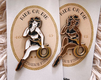 Pin de esmalte de vaquera gótica