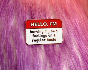 Pin de esmalte con el nombre "Hiriendo mis propios sentimientos"