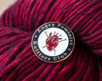 Pin de esmalte del club de tejedoras feministas enojadas