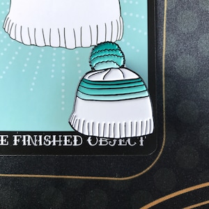 El pin de esmalte de objeto terminado (El oráculo de la tejedora)