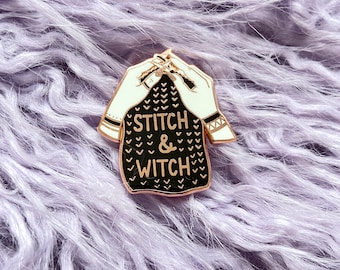 Pin de solapa esmaltado de Stitch 'n Witch - Versión actualizada