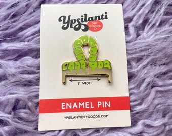 Pin de esmalte con forma de mini-regla de gusano de pulgadas