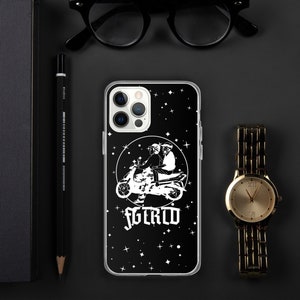 Puede incluir: Una funda de teléfono negra y blanca con un diseño de noche estrellada. La funda presenta una ilustración blanca de dos personas conduciendo un scooter con la palabra "GERD" escrita debajo.