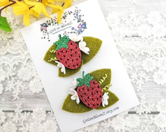 Clips met staartaardbei: handgemaakte zomerhaaraccessoires