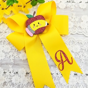 Lazo de manzana con letra inicial/Lazo de pelo escolar amarillo/Lazo de pelo de 5 pulgadas/Lazo de pelo del primer día en la escuela/Lazo de regreso a la escuela/Lazo de pelo personalizado