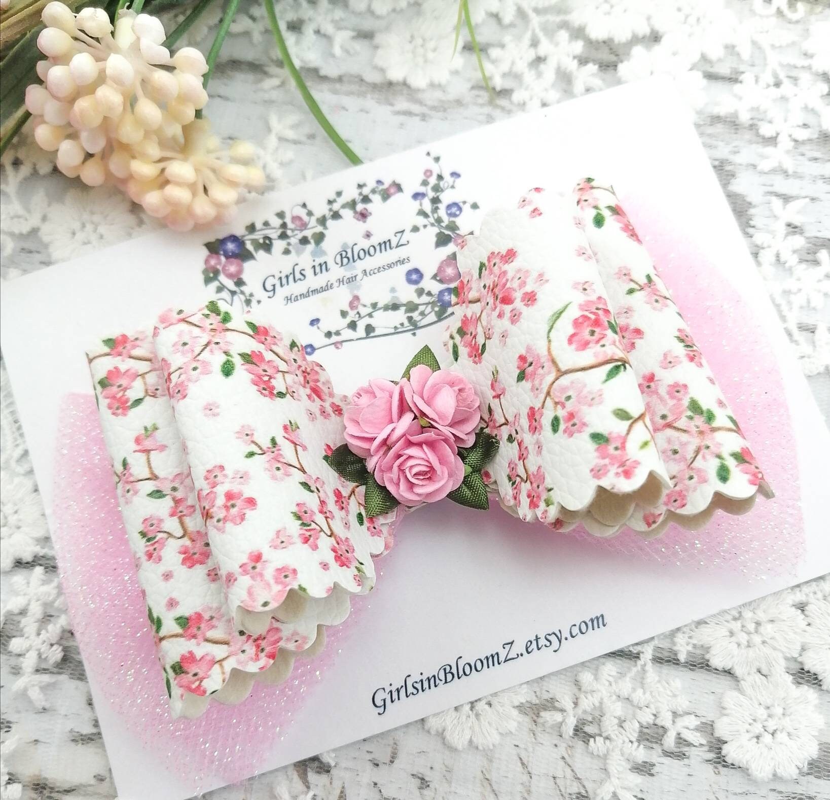d*7様 Apolina Print Hair Bow Calico Pink d*7様 Apolina Print Hair Bow Calico Pink Floral Faux Leather Hair
