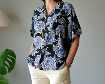 Black resort shirt in blue flowers print