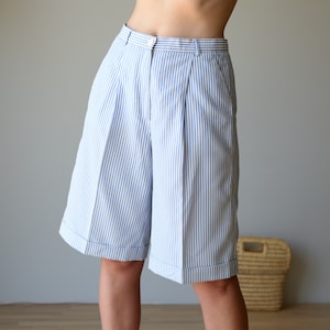 Classic tsilored suit shorts in vertical marine stripes