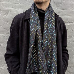Gevilte wollen sjaal heren – zacht visgraatpatroon, handgemaakt cadeau, unisex wintersjaal, zwart met kleuraccenten
