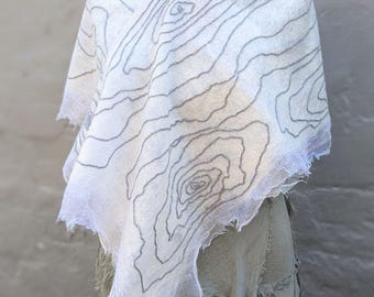 Bufanda de seda blanca suave de fieltro Nuno con gráfico, envoltura artística texturizada, accesorio acogedor para mujer