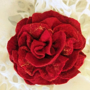 Vibrant Red Rose Felted Brooch, Bohemian Wool Flower Pin for Unique Fashion Accessorizing and Thoughtful Gifting