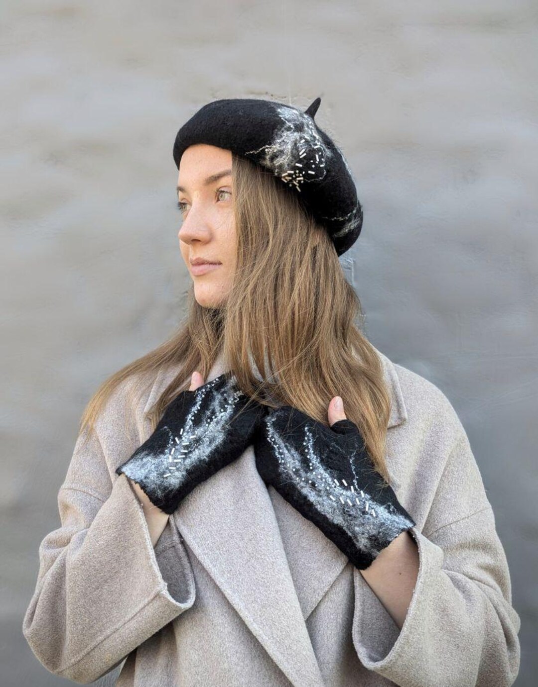 Black Felted Beret & Mittens Set – Handmade Wool Accessories  display picture 3