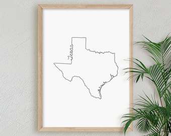 Puede incluir: Un dibujo en blanco y negro de la línea del estado de Texas con la palabra "Texas" escrita dentro del contorno del estado.
