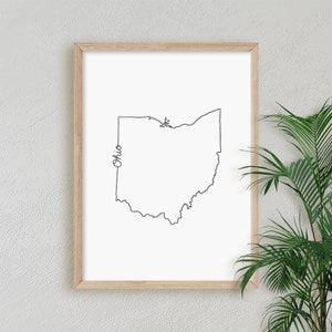 Puede incluir: Un dibujo en blanco y negro de la línea del estado de Ohio con la palabra "Ohio" escrita en el lado izquierdo del estado.