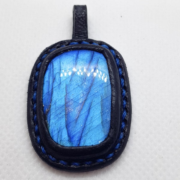 Pendentif en cuir avec inclusion de Labradorite bleue.