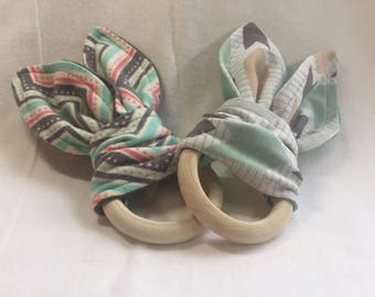 Häschen Beißring - Mint grau Korallen - Chevron - Flug - Holz Beißring