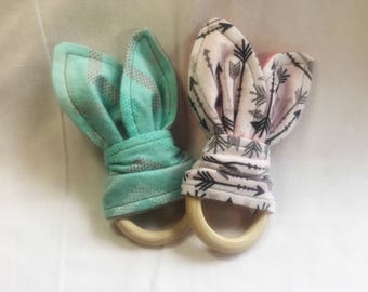 Häschen Beißring - rosa Pfeile - Türkis Zickzack-Stich - Holz Beißring