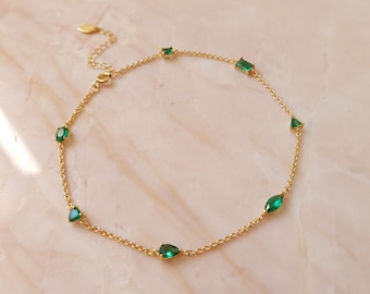 Pulsera de tobillo con siete cristales de esmeralda - Cadena de tobillo chapada en oro de 3 micras - Resistente al agua