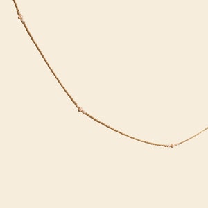 Chaine de ventre Perles nacrées Chaine de taille fines perles dorées Chaine pour le corps minimaliste Ceinture or Perles Nacre blanches image 2