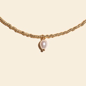 Naszyjnik z perłami - Naszyjnik choker z pereł w kolorze złota - Minimalistyczny wisiorek z perłami - Delikatny damski złoty naszyjnik