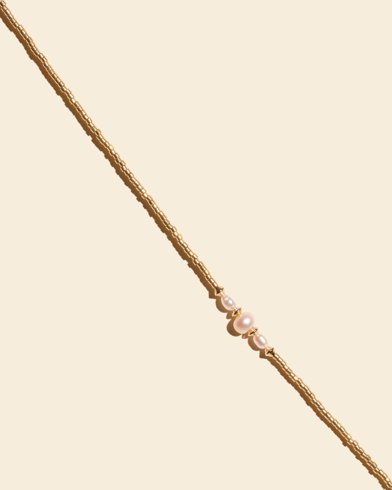 Chaine de ventre Perles nacrées Chaine de taille fines perles dorées Chaine pour le corps minimaliste Ceinture or Perles Nacre blanches image 3